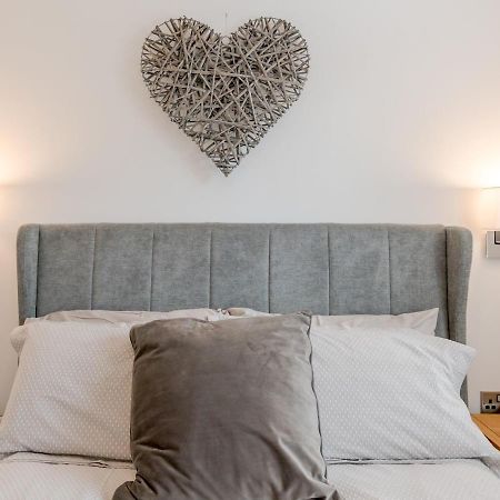 Pass The Keys 1 Bed Albury Contemporary Apartment With Secure Parking Shrewsbury Kültér fotó